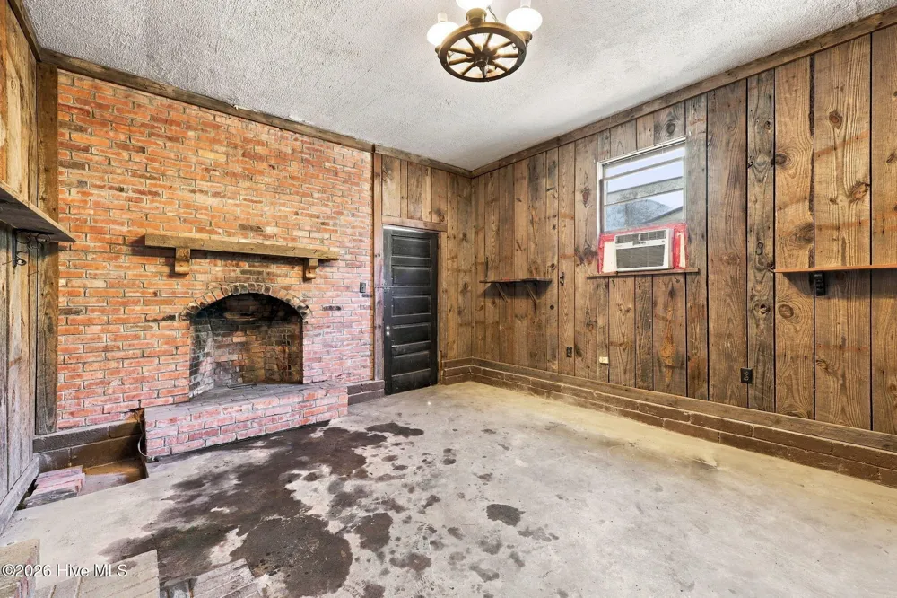 1951 Winter Forest Drive Kinston, NC 28504