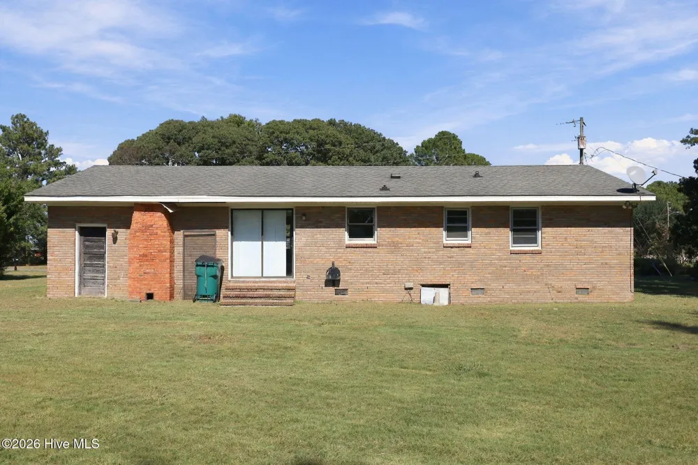 1951 Winter Forest Drive Kinston, NC 28504
