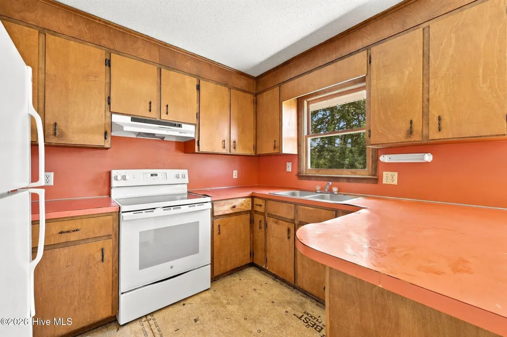 1951 Winter Forest Drive Kinston, NC 28504