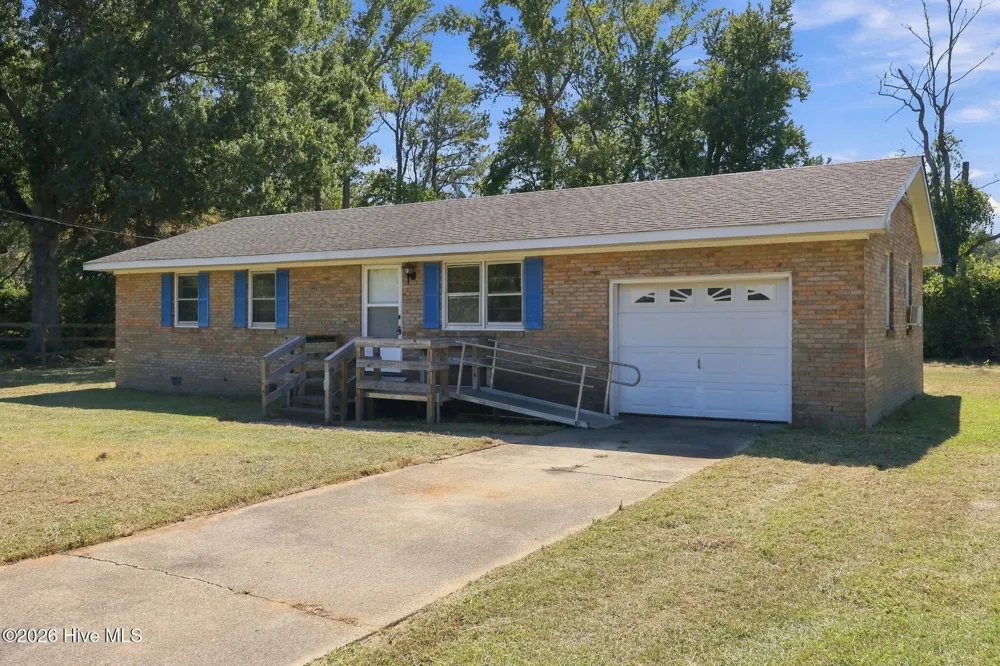 1951 Winter Forest Drive Kinston, NC 28504