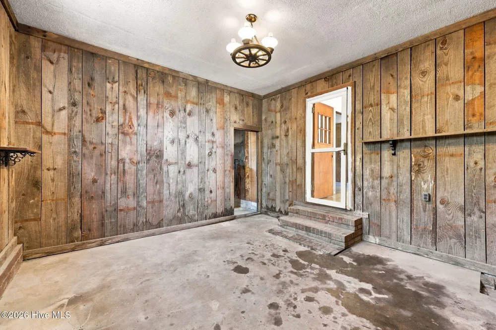 1951 Winter Forest Drive Kinston, NC 28504