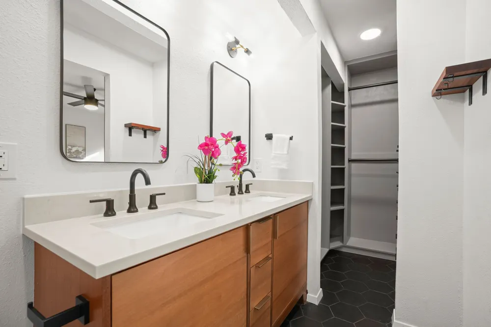 1014 Hillside Oaks Drive Austin, TX 78745