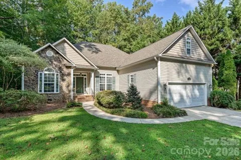 2715 Lakeview Circle