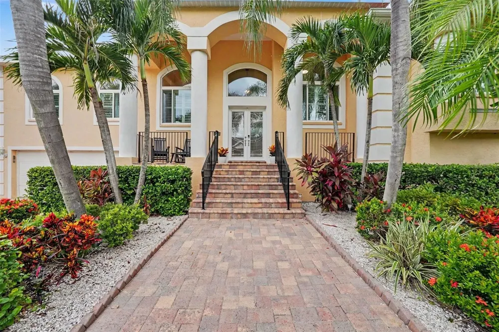 1021 W HENRY AVENUE Tampa, FL 33604