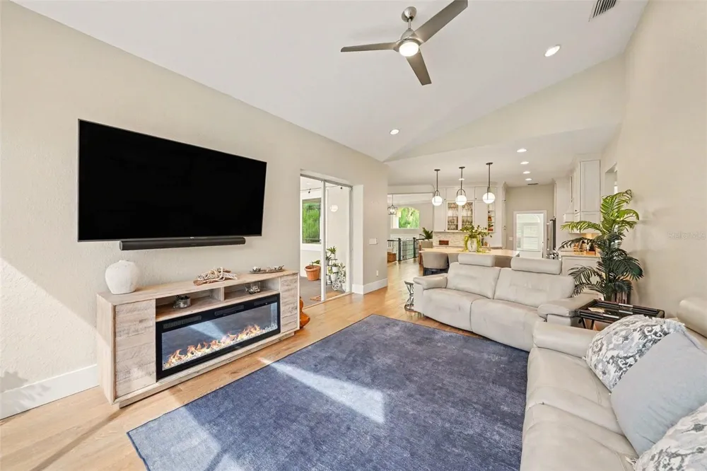 1021 W HENRY AVENUE Tampa, FL 33604