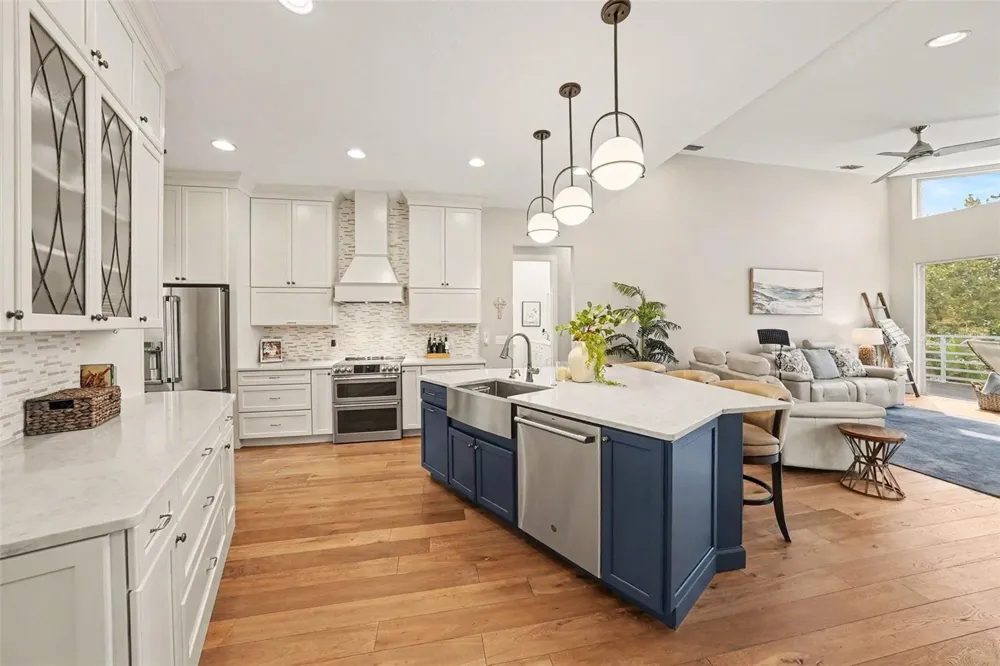 1021 W HENRY AVENUE Tampa, FL 33604