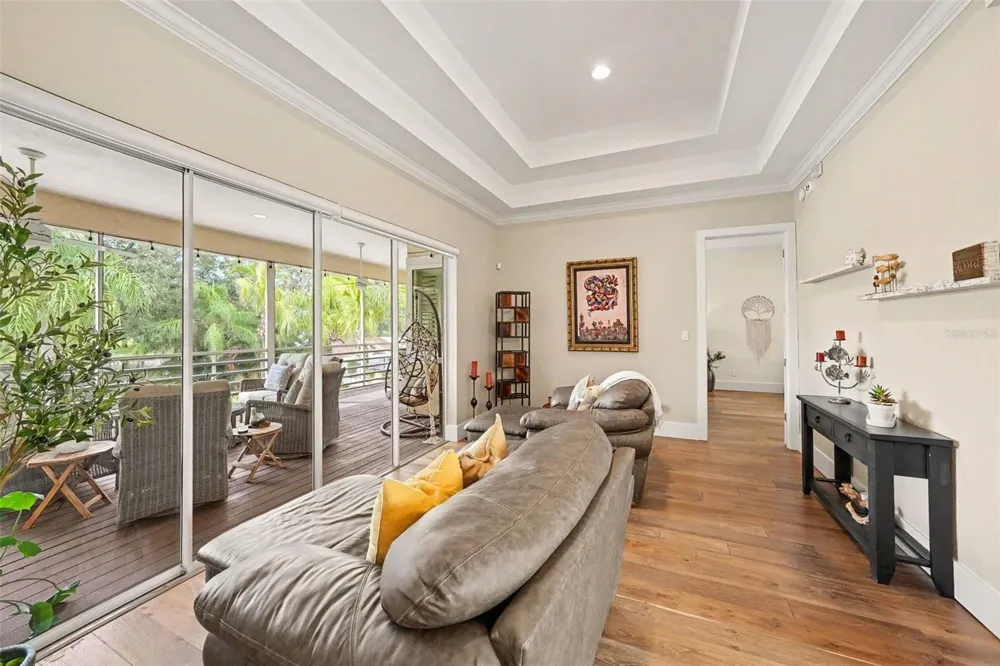 1021 W HENRY AVENUE Tampa, FL 33604