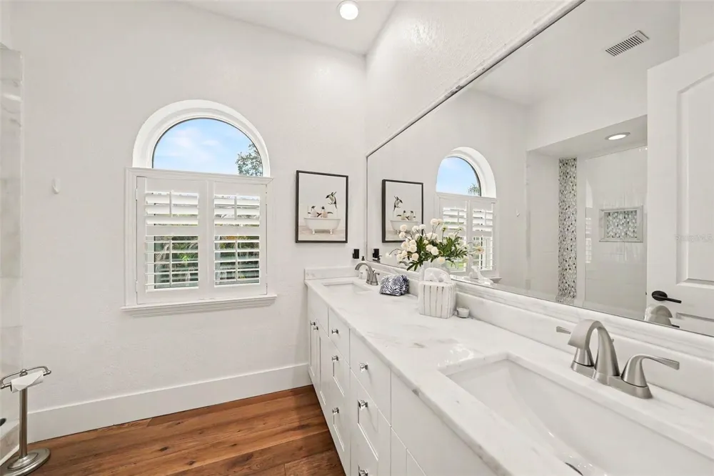 1021 W HENRY AVENUE Tampa, FL 33604