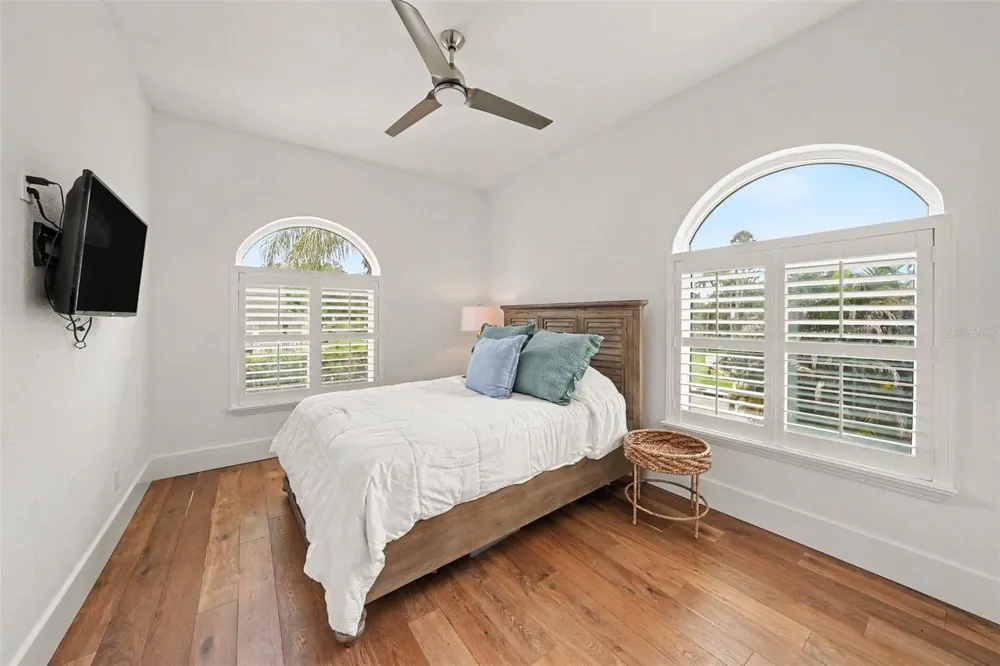 1021 W HENRY AVENUE Tampa, FL 33604