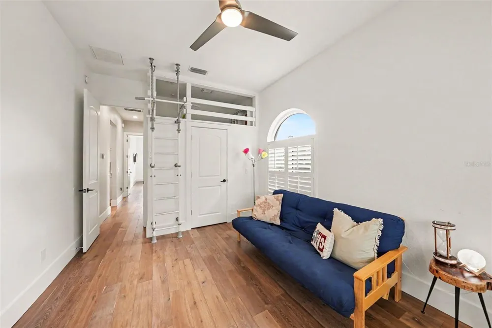 1021 W HENRY AVENUE Tampa, FL 33604