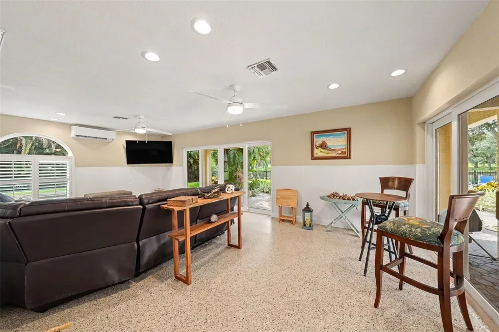 1021 W HENRY AVENUE Tampa, FL 33604