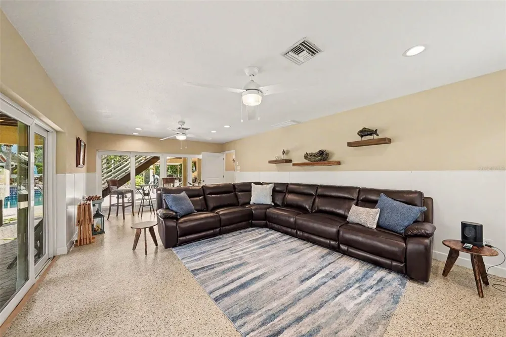 1021 W HENRY AVENUE Tampa, FL 33604