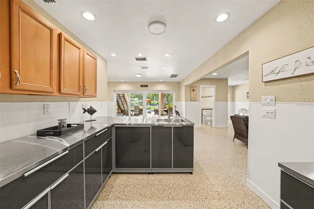 1021 W HENRY AVENUE Tampa, FL 33604