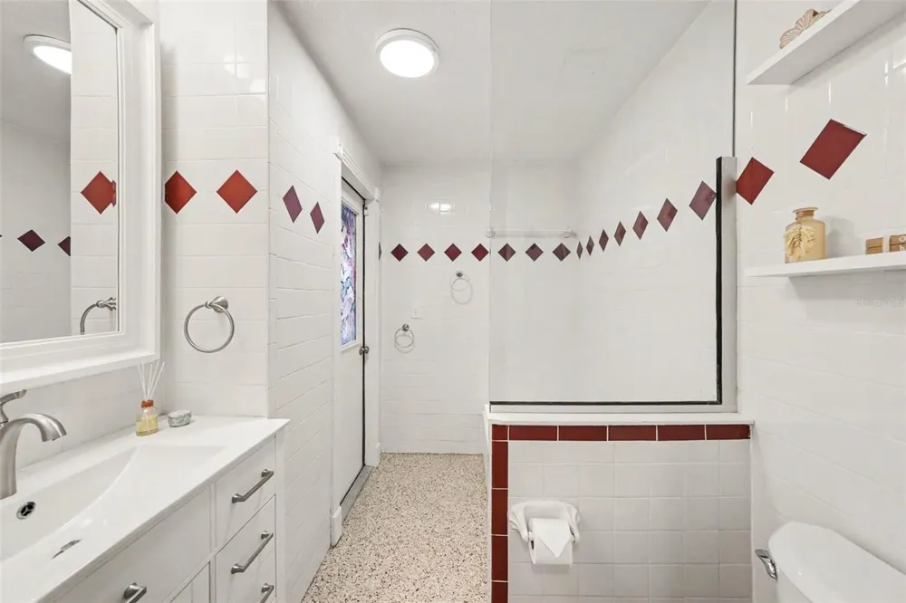 1021 W HENRY AVENUE Tampa, FL 33604
