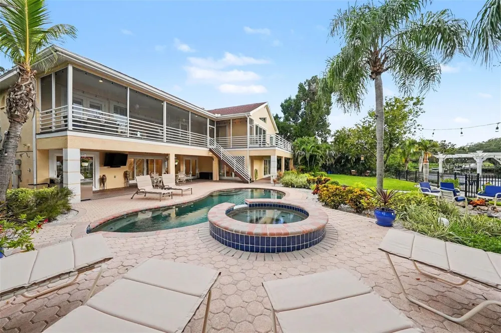 1021 W HENRY AVENUE Tampa, FL 33604