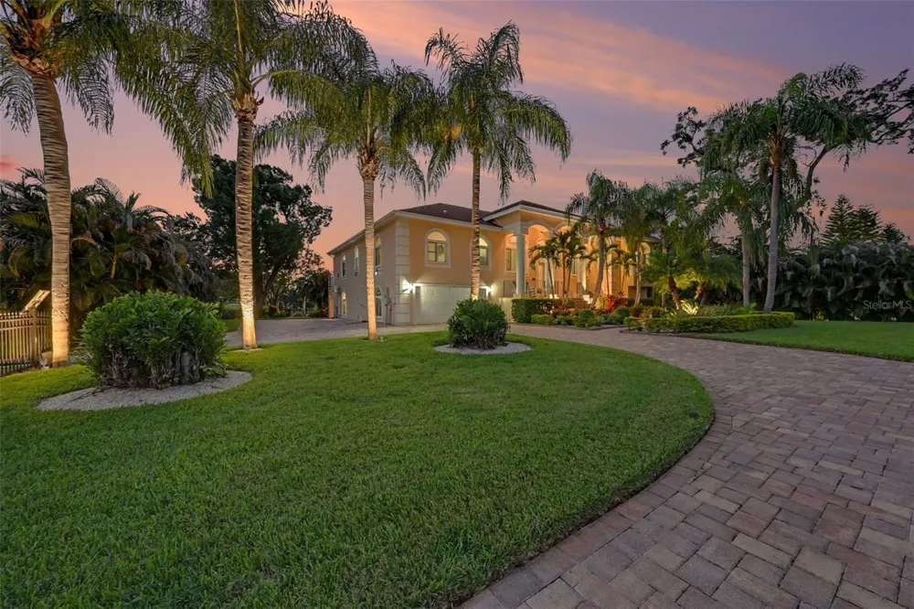 1021 W HENRY AVENUE Tampa, FL 33604