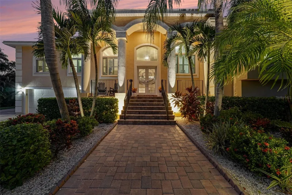 1021 W HENRY AVENUE Tampa, FL 33604