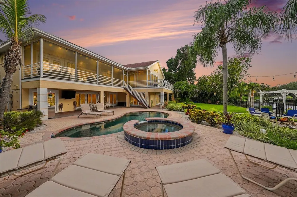 1021 W HENRY AVENUE Tampa, FL 33604