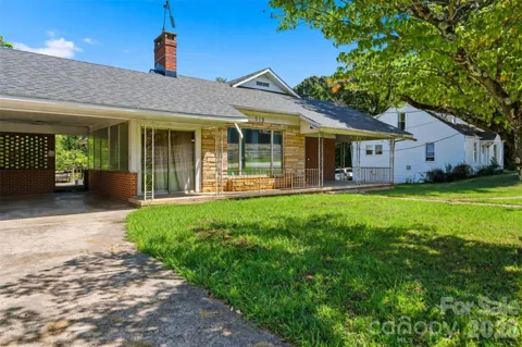 512 1st Street W