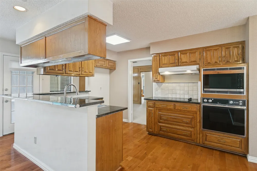 1927 E Branch Hollow Drive Carrollton, TX 75007