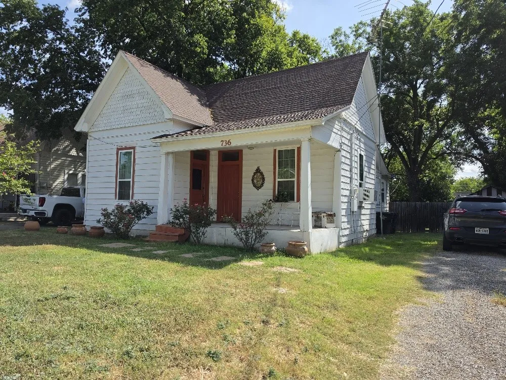 736 Robinson Street Cleburne, TX 76031