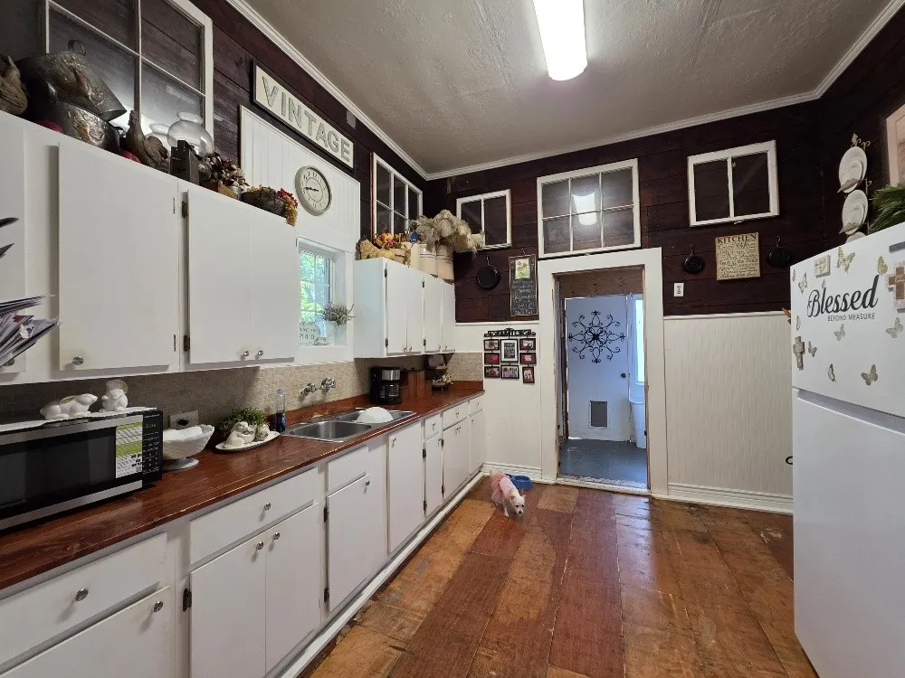 736 Robinson Street Cleburne, TX 76031