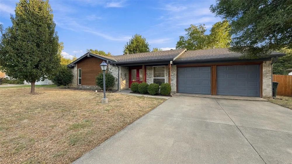 1800 Lexington Place Bedford, TX 76022