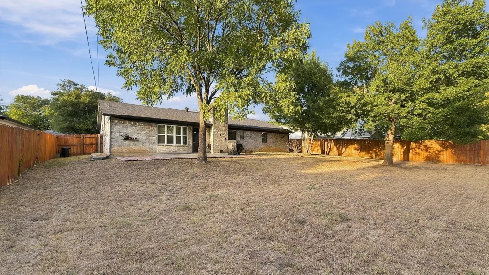 1800 Lexington Place Bedford, TX 76022