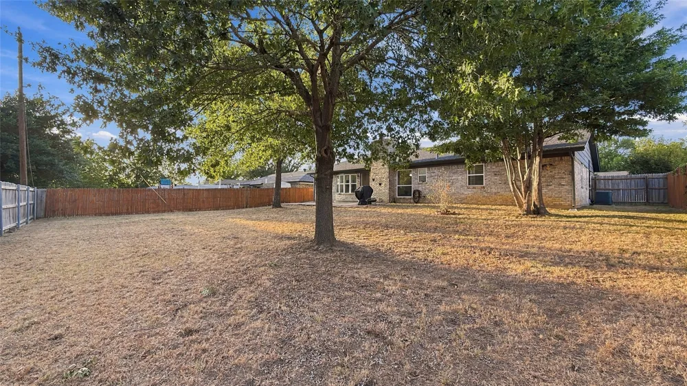 1800 Lexington Place Bedford, TX 76022