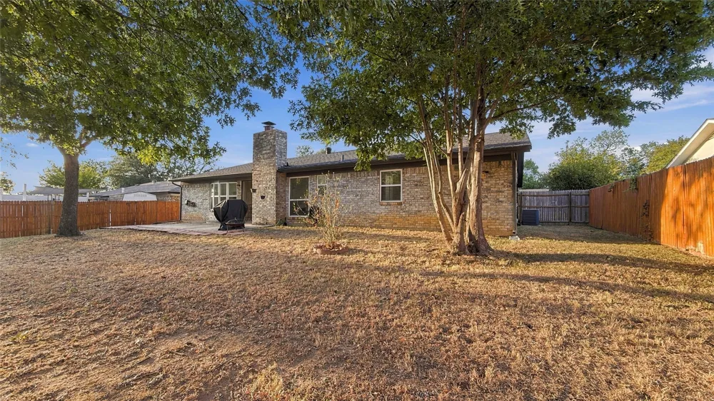 1800 Lexington Place Bedford, TX 76022