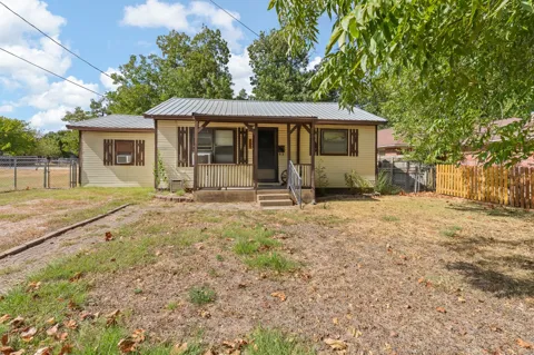 706 W Lone Star Avenue