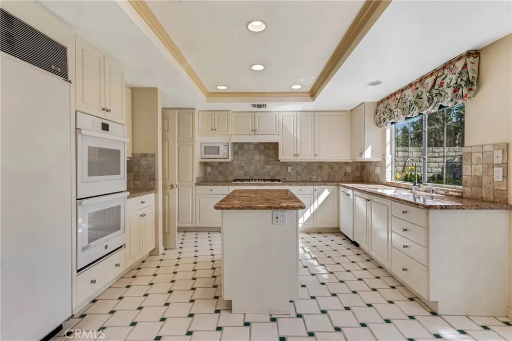 18615 Hillsboro Porter Ranch, CA 91326