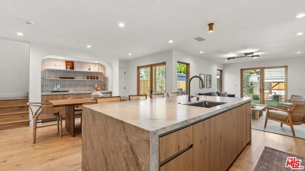 3452 Moore Street Los Angeles, CA 90066