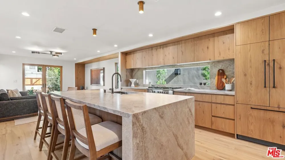 3452 Moore Street Los Angeles, CA 90066