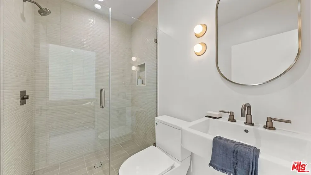 3452 Moore Street Los Angeles, CA 90066