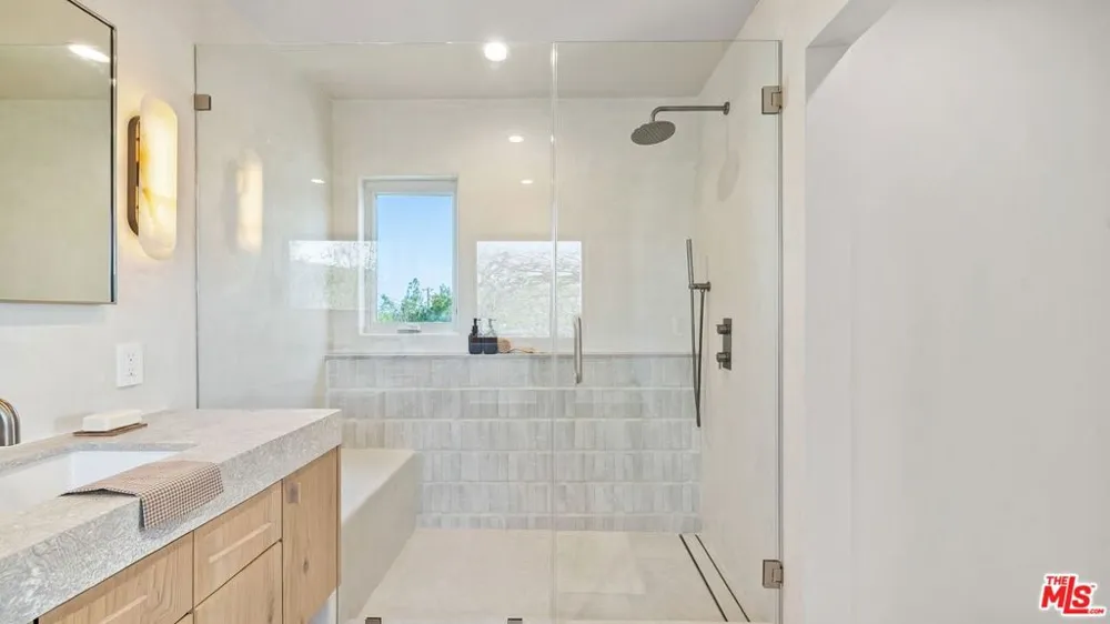 3452 Moore Street Los Angeles, CA 90066