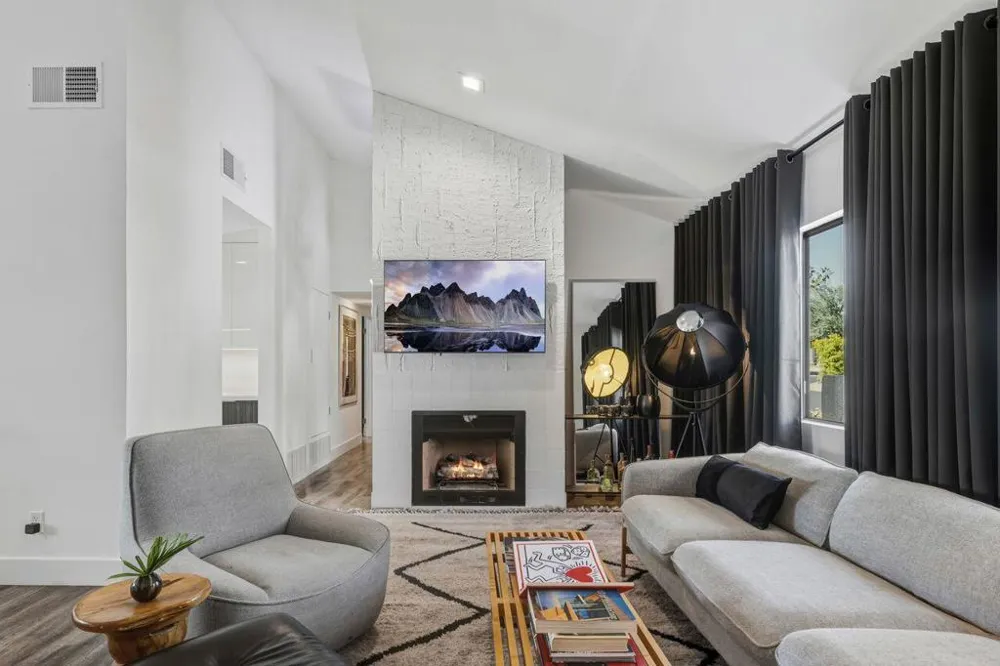 2113 Sunshine Way Palm Springs, CA 92264