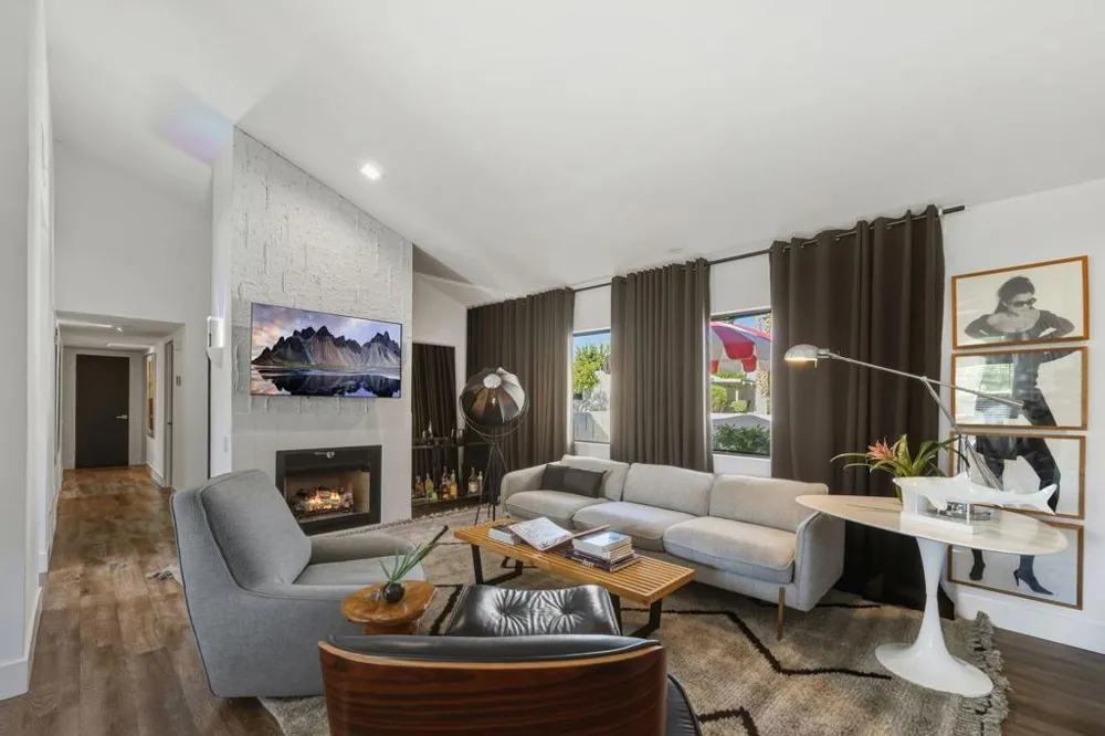 2113 Sunshine Way Palm Springs, CA 92264