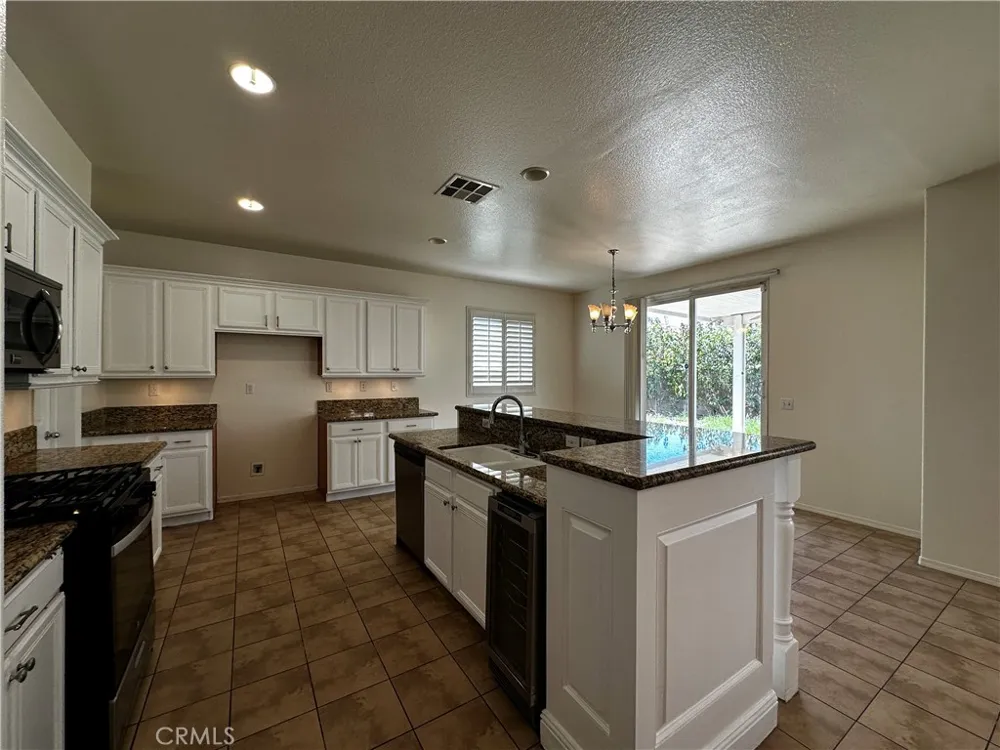 7617 Potter Valley Drive Eastvale, CA 92880