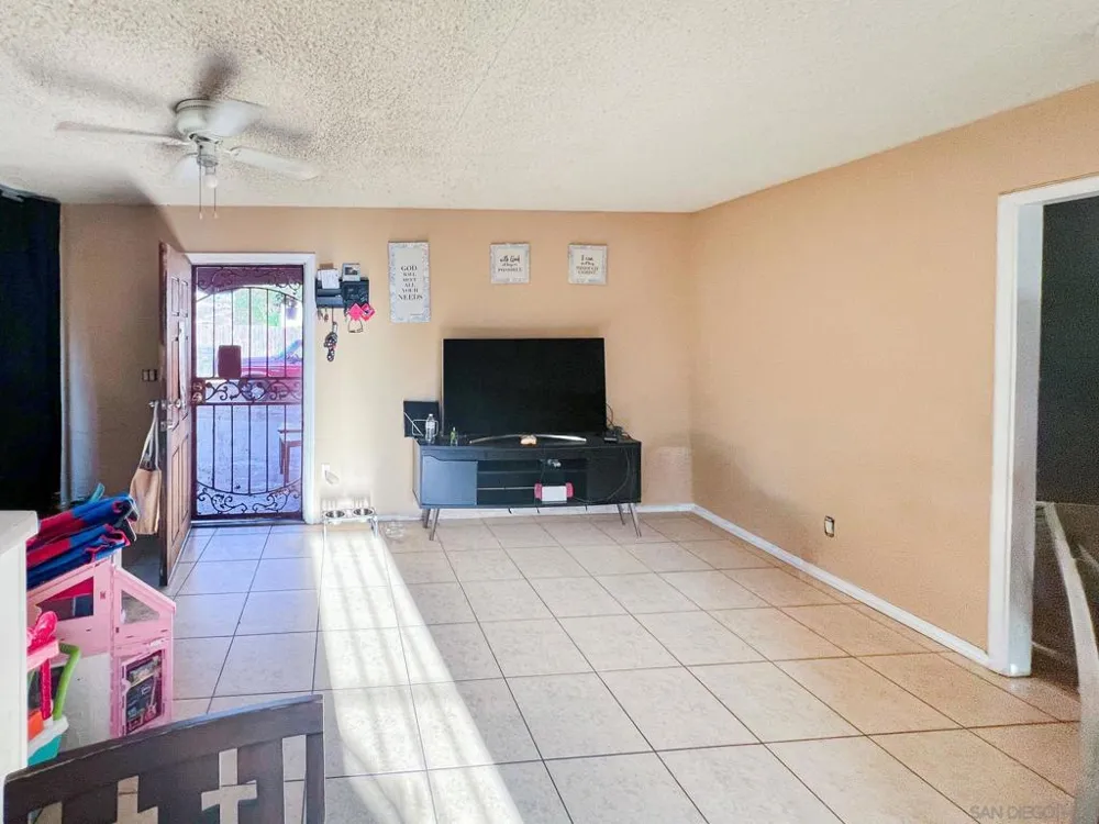 9759 Ivanho St Spring Valley, CA 91977
