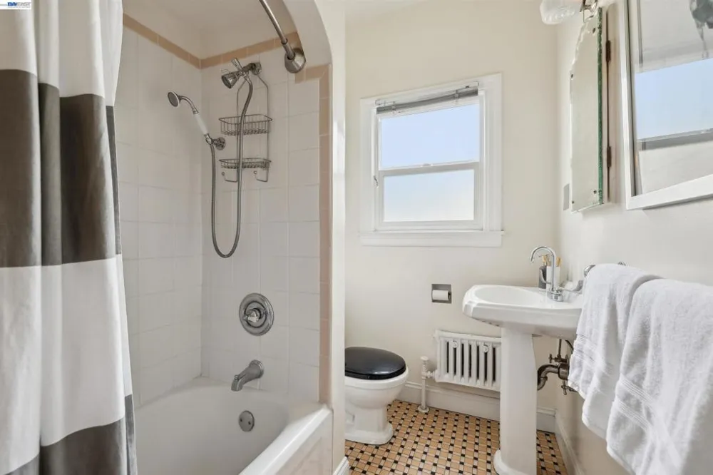1438 Lakeshore Ave #6 Oakland, CA 94606