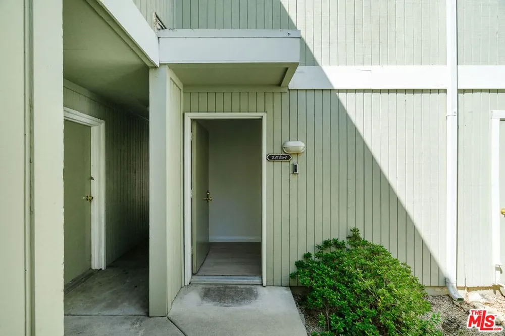 22125 Burbank Boulevard #7 Woodland Hills, CA 91367