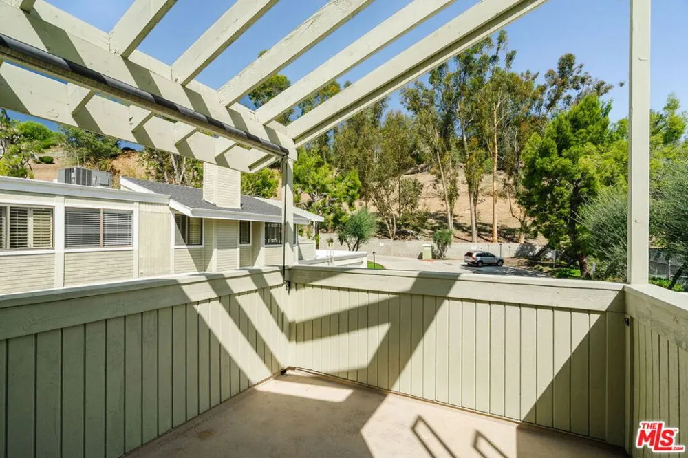 22125 Burbank Boulevard #7 Woodland Hills, CA 91367