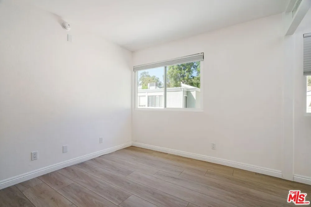 22125 Burbank Boulevard #7 Woodland Hills, CA 91367