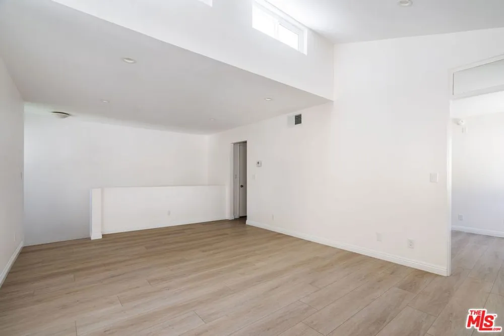 22125 Burbank Boulevard #7 Woodland Hills, CA 91367