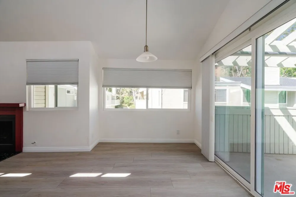 22125 Burbank Boulevard #7 Woodland Hills, CA 91367
