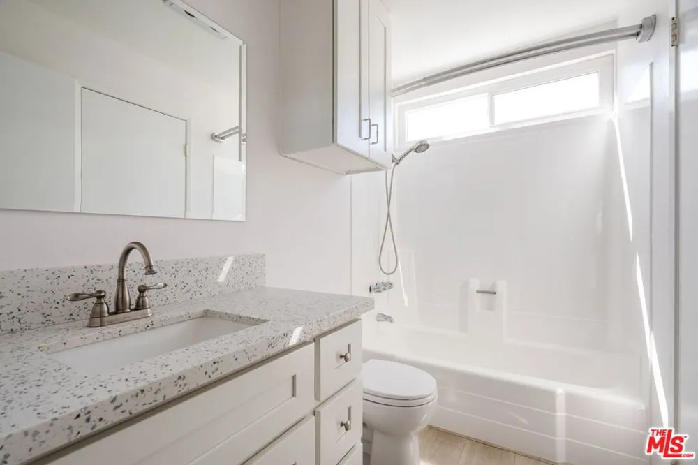 22125 Burbank Boulevard #7 Woodland Hills, CA 91367