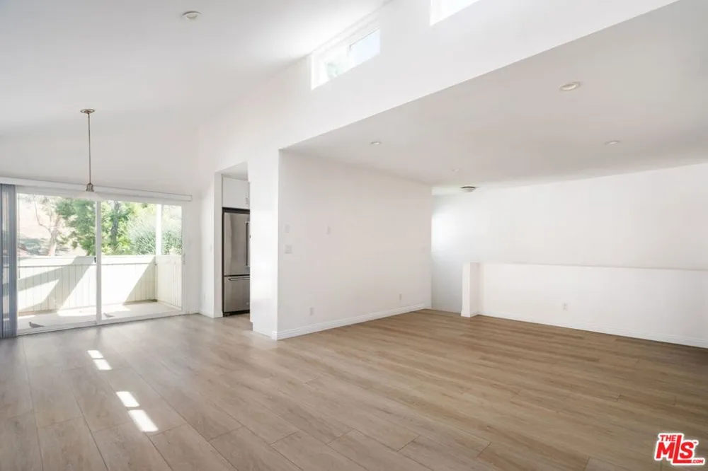 22125 Burbank Boulevard #7 Woodland Hills, CA 91367
