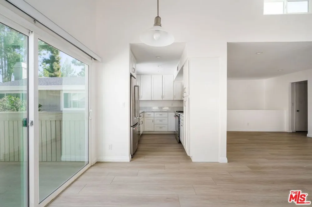 22125 Burbank Boulevard #7 Woodland Hills, CA 91367