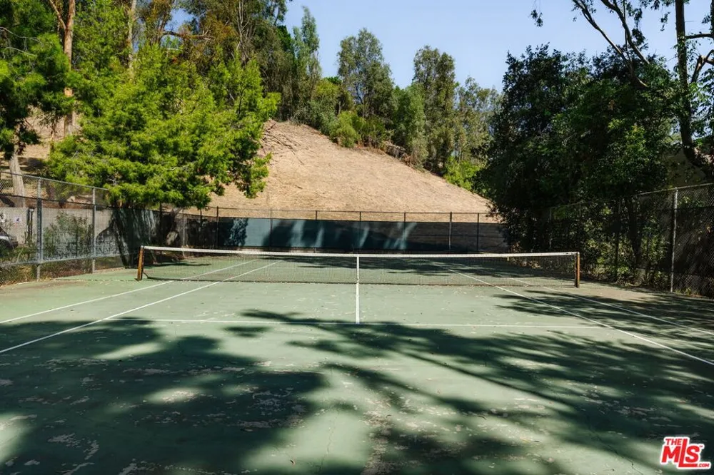 22125 Burbank Boulevard #7 Woodland Hills, CA 91367